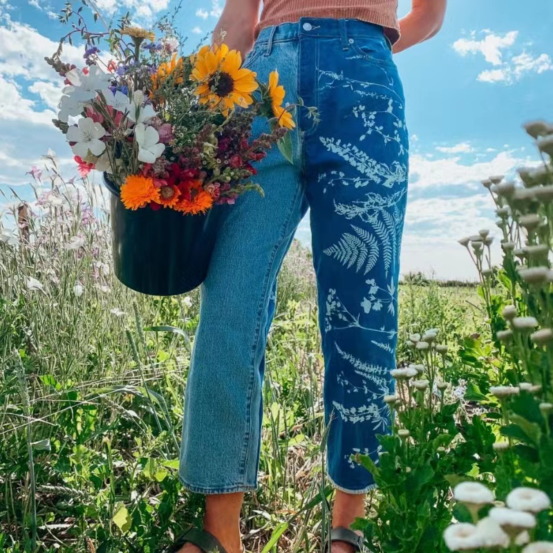 Artista y fotógrafo Kellieswanson Impresa chaquetas, jeans y otras ropa con un estampado de color azul azul oscuro